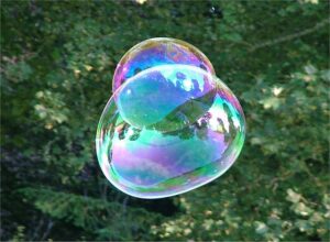 640px-Soap_Bubble_-_foliage_background_-_iridescent_colours_-_Traquair_040801